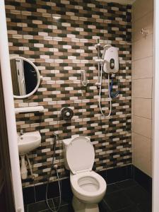 马六甲Cozy Riverside Hotel的带淋浴、卫生间和盥洗盆的浴室