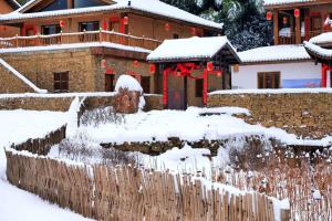 张家界张家界水湧金江民宿的雪覆盖着栅栏的房子