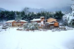 张家界张家界水湧金江民宿的雪覆盖的房子