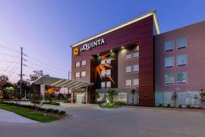 拉斐特La Quinta Inn & Suites by Wyndham Lafayette Oil Center的建筑的侧面有标志