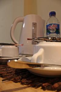 纳闽巴霍异域科莫多酒店的桌子,带盘子和杯子,茶壶