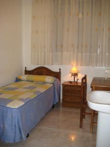 马德里洛斯安第斯旅馆的一间卧室配有床、水槽和台灯