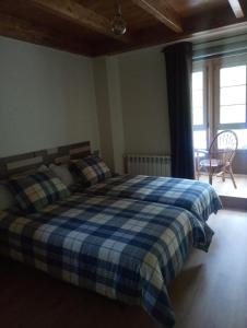 帕哈雷斯Valle del sol II的一间卧室配有一张带蓝白色布艺毯的床