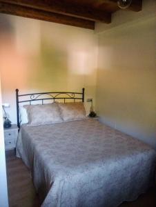 帕哈雷斯Valle del sol II的一间卧室配有一张带白色床罩的大床