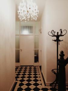 吕伐登GUESTHOUSE UIT DE KUNST的走廊上设有白色门和吊灯