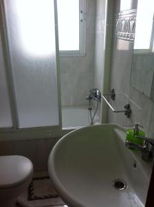 利纳雷斯鲁伊斯旅舍的一间带水槽、卫生间和镜子的浴室