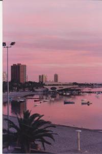 圣地亚哥德拉里贝拉K-西托旅馆的日落时分在水中停靠的码头