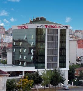 伊斯坦布尔TEVETOGLU HOTEL的一座大型建筑,上面有一间tesco酒店