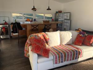 塞拉纳镇GUIDAI的客厅配有白色沙发,上面有毯子