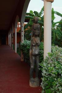土巴迪亚劳比格博凯旅舍的站在建筑物旁边的女人的雕像