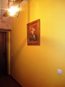 ForcallCasestonet的房间里的黄色墙上的画