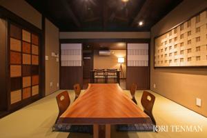 高山IORI Stay的一间带木桌和椅子的用餐室