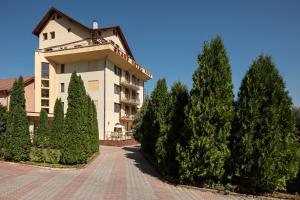 布拉索夫Grand Hotel的前面有树木的大建筑