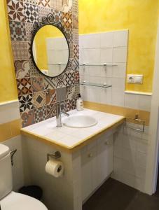 鲁伊德拉Apartamento Azero 22的一间带水槽和镜子的浴室