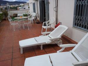 略夫雷加特河畔奥斯皮塔莱特阿蒂科索雷亚德公寓的庭院配有白色的椅子和桌椅