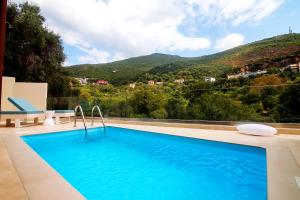 帕尔加Elite Luxury Villas的山景游泳池
