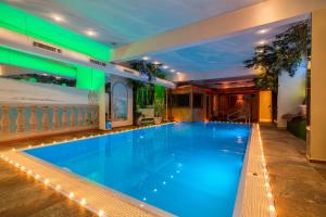 斯卢德尔诺安格尔酒店的一座拥有绿色天花板的酒店的大型游泳池