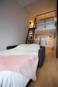 凡尔赛Le Duplex的一间带大床和楼梯的卧室