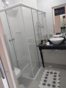 伊克斯雷玛Feliccità Pousada的带淋浴、卫生间和盥洗盆的浴室