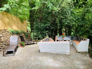 拉洛勒斯Barranco de la Salud的庭院设有2张长椅和桌椅
