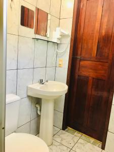伊尔哈德博伊巴Pousada Ilha do Encanto的一间带水槽、卫生间和门的浴室
