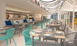 西洛特摩里亚海滩公寓式酒店的一间带桌椅和天花板的餐厅