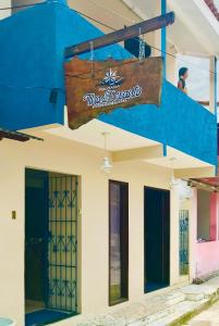 伊尔哈德博伊巴Pousada Ilha do Encanto的蓝色和白色的建筑,上面有标志