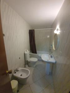 圣安东尼奥·德·卡隆布拉瓦海岸旅馆的一间带卫生间和水槽的浴室