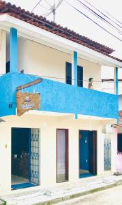 伊尔哈德博伊巴Pousada Ilha do Encanto的蓝色和白色的建筑,设有阳台