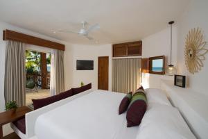 奥尔沃克斯岛Villas HM Palapas del Mar的卧室配有一张大白色的床和沙发