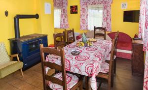 伏尔塔瓦河畔利普诺Chata Hansenka的一间带桌子和炉灶的用餐室