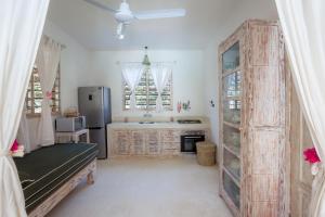 马林迪Swordfish Villas的一间带冰箱和桌子的厨房