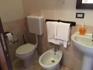 CasteggioIl Biancospino的浴室设有卫生间、水槽和毛巾