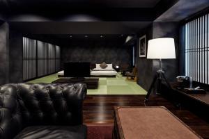 横滨横滨马车道PROSTYLE日式旅馆的一间卧室配有床、沙发和灯
