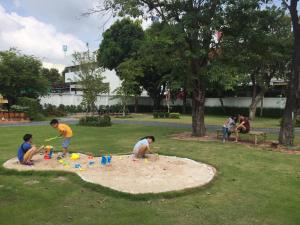 大城Baan Suan Krung Kao的一群儿童在公园的沙箱里玩耍