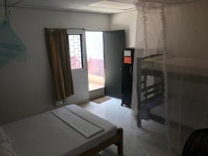 帕洛米诺Palomino Hostel的小房间设有床和窗户