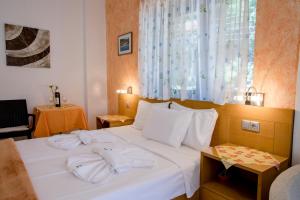 梅塔诺佛希斯迈卡公寓酒店的卧室配有白色的床和2条毛巾