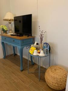 大城Baan Suan Krung Kao的一张蓝色的桌子,桌子上放着电视