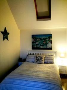 GourdonSma Harbour Hoose的卧室配有一张墙上星星的床
