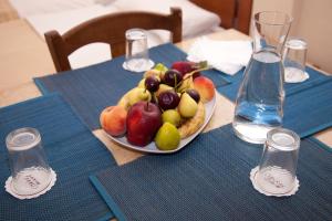 阿约斯安德烈斯麦西尼亚斯艾克洛亚丽别墅酒店的盘子里放一碗水果的桌子