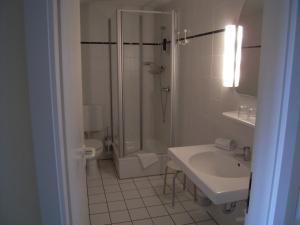 明斯特石膏磨坊乡村宾馆的带淋浴、盥洗盆和卫生间的浴室