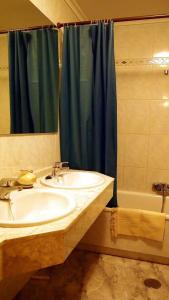 比利亚尔瓦德拉谢拉Casa Azahar的浴室设有水槽和蓝色的浴帘