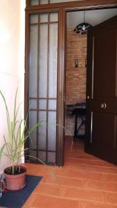 比利亚尔瓦德拉谢拉Casa Azahar的隔壁有盆栽的屋子的门