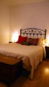 比利亚尔瓦德拉谢拉Casa Azahar的一间卧室配有一张带红色枕头的大床