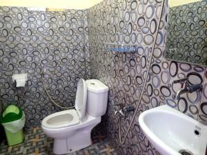 纳闽巴霍Golo Tango Homestay的一间带卫生间和水槽的浴室