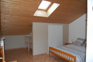 圣雷热雷梅累兹Les écrins d'Autane的一间卧室配有一张床和天窗