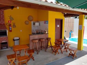 圣米格尔-杜斯米拉格里斯Pousada Chalés do Toque的一个带桌椅的庭院和一个游泳池