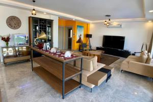 博德鲁姆Ultra Luxury Private Villa with Swimming Pool的客厅配有桌子和沙发