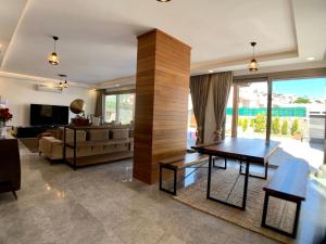 博德鲁姆Ultra Luxury Private Villa with Swimming Pool的客厅配有桌子和沙发