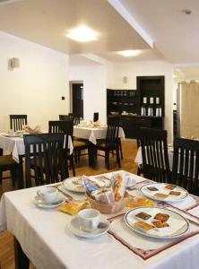 坎帕尔托玛莉酒店的一间用餐室,配有一张带食物盘的桌子